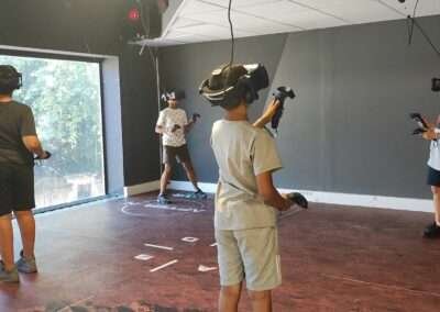 enfants jouant à la réalité virtuelle chez cap'vr