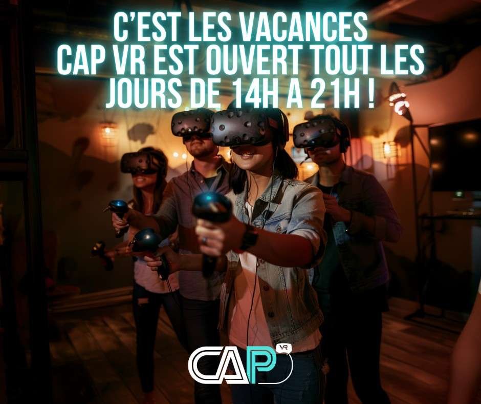 Groupe d’amis jouant à un jeu de réalité virtuelle chez Cap’VR à Nîmes pendant les vacances de Toussaint, avec casques VR et manettes dans une salle immersive.